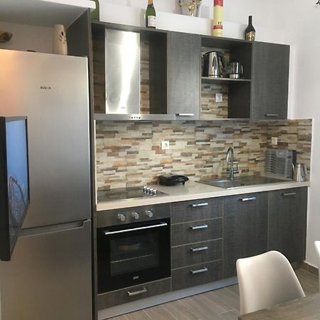 Modern & Comfortable House In The City Center エルムポリ エクステリア 写真
